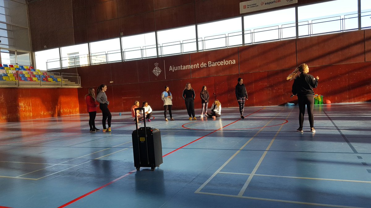 jpalomaresbar's tweet photo. Compis molonas. @astridbarque última clase del año. @EducacioUIC #TPCF2018 felicidades alumnado. https://t.co/2YqwBycIC1