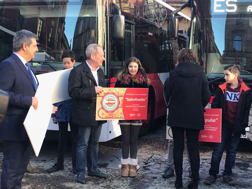CpXove's tweet photo. Nuestra alumna Haydé Bartolomé Fernández, recibe el premio del concurso de EMTUSA como ganadora del centro. Enhorabuena !!!! https://t.co/R8Q6GZ4fkZ