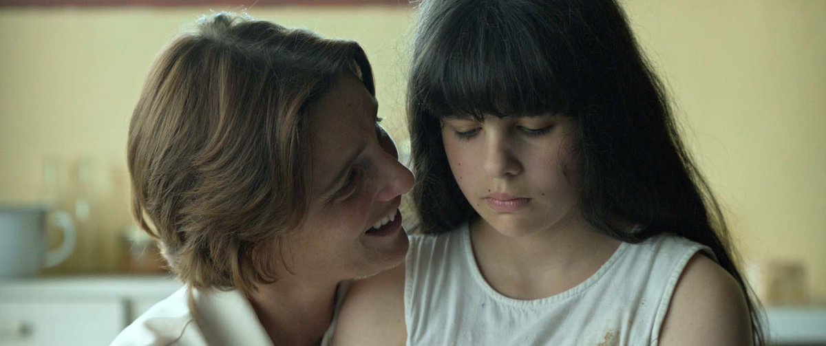 LeCNC's tweet photo. Dans #Menina, Cristina Pinheiro évoque son enfance dans une famille d’émigrés portugais, sa double culture et sa bouleversante relation avec son père https://t.co/vvgCLyosbZ https://t.co/X4lHhqYUL9