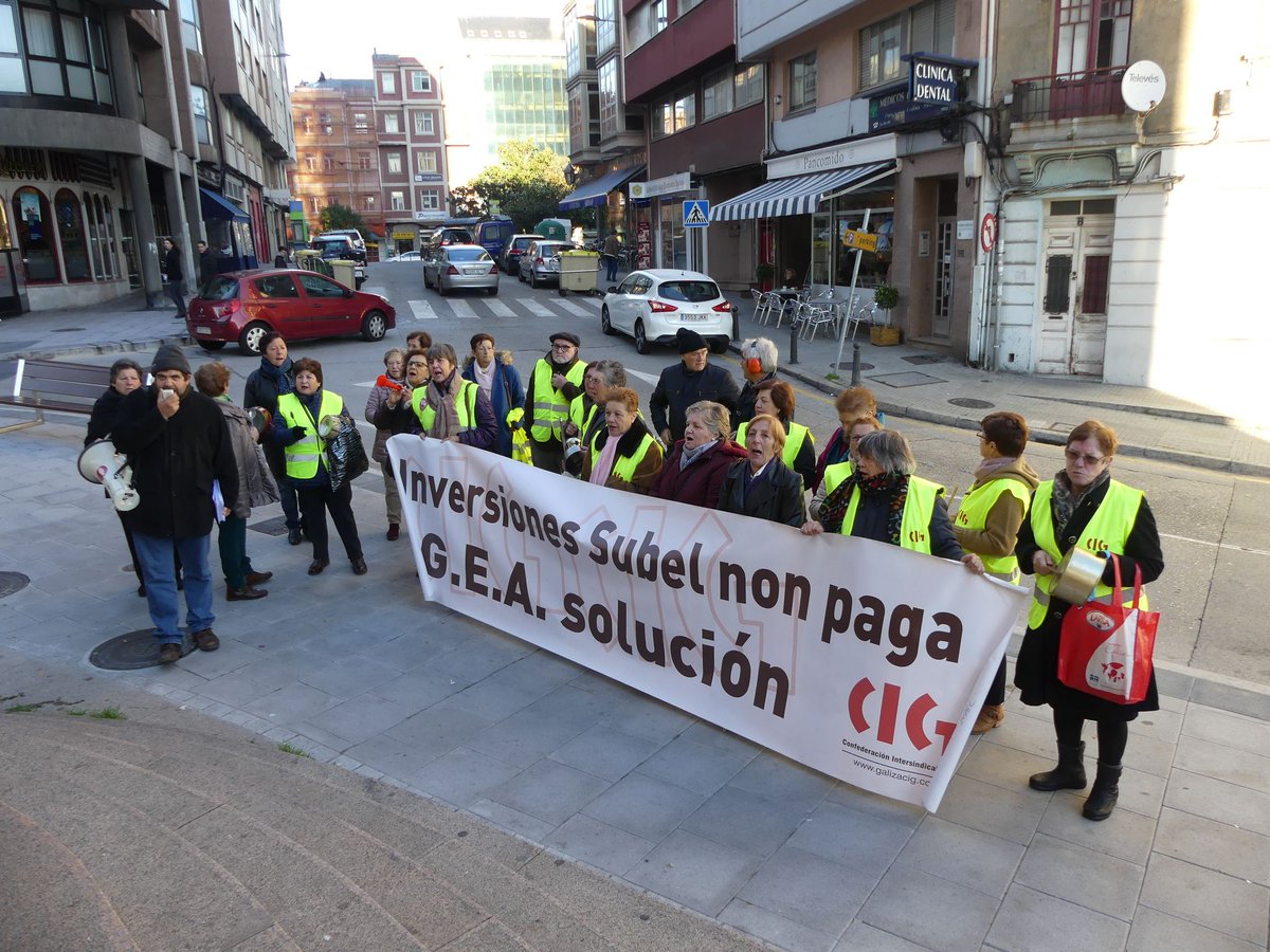 galizaCIG's tweet photo. Ex traballadoras/es do Grupo Empresas Álvarez concéntranse na #Coruña coincidindo coa vista previa da demanda civil contra #InversionesSubel. Reclámanlle a Luis Fernández Somoza que pague dunha vez os 2.5 millóns € que lles debe https://t.co/ekFgekkTIQ https://t.co/3ioiRbPxc2