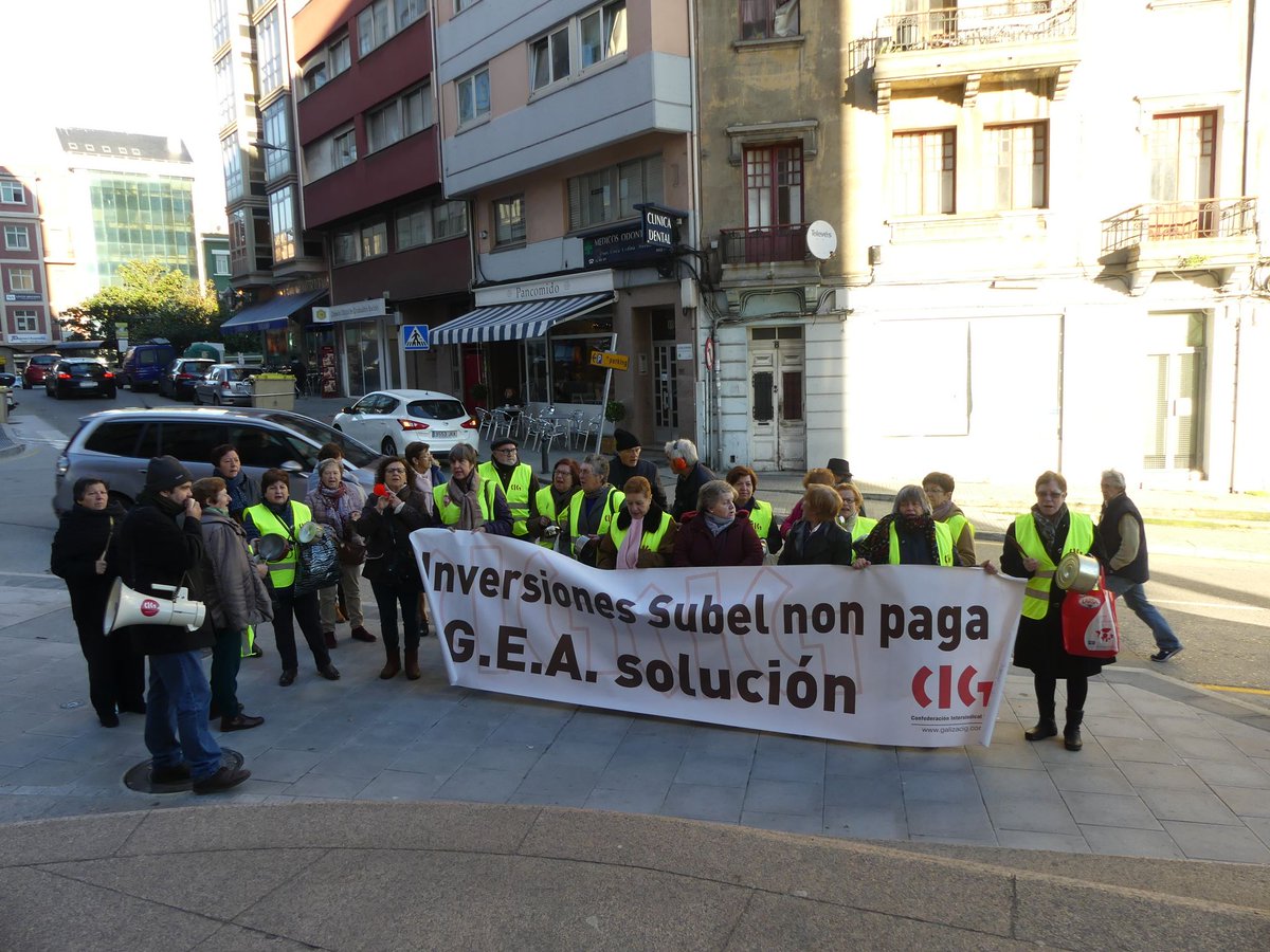 galizaCIG's tweet photo. Ex traballadoras/es do Grupo Empresas Álvarez concéntranse na #Coruña coincidindo coa vista previa da demanda civil contra #InversionesSubel. Reclámanlle a Luis Fernández Somoza que pague dunha vez os 2.5 millóns € que lles debe https://t.co/ekFgekkTIQ https://t.co/3ioiRbPxc2