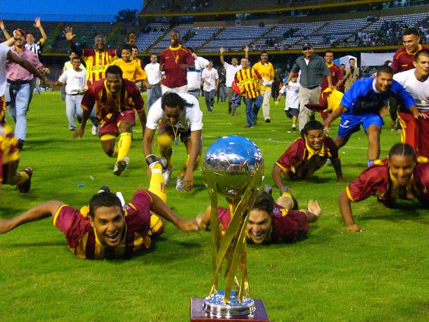 rinconvinotinto's tweet photo. #ElDato | Hoy hace 14 años #DeportesTolima logró su primera y por ahora única estrella en el fútbol profesional colombiano, luego de derrotar por penales al #DeportivoCali en el #PascualGuerrero. La gran figura de la tarde fue el golero Diego Gómez.

#Aquel21deDiciembreDT https://t.co/xJjuUMueOc