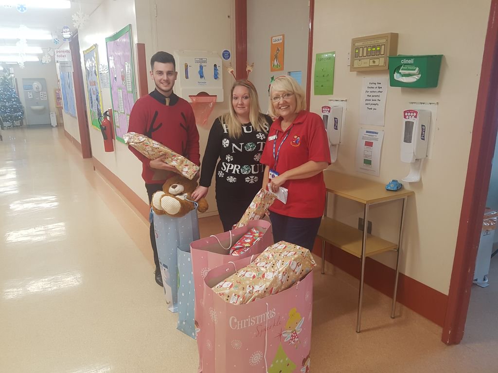Prestige_Job's tweet photo. After the Prestige Team raised a total of £300, we visited the children's ward at #HRI and brought gifts! #christmas #charity https://t.co/n5Bc4RtBJ5
