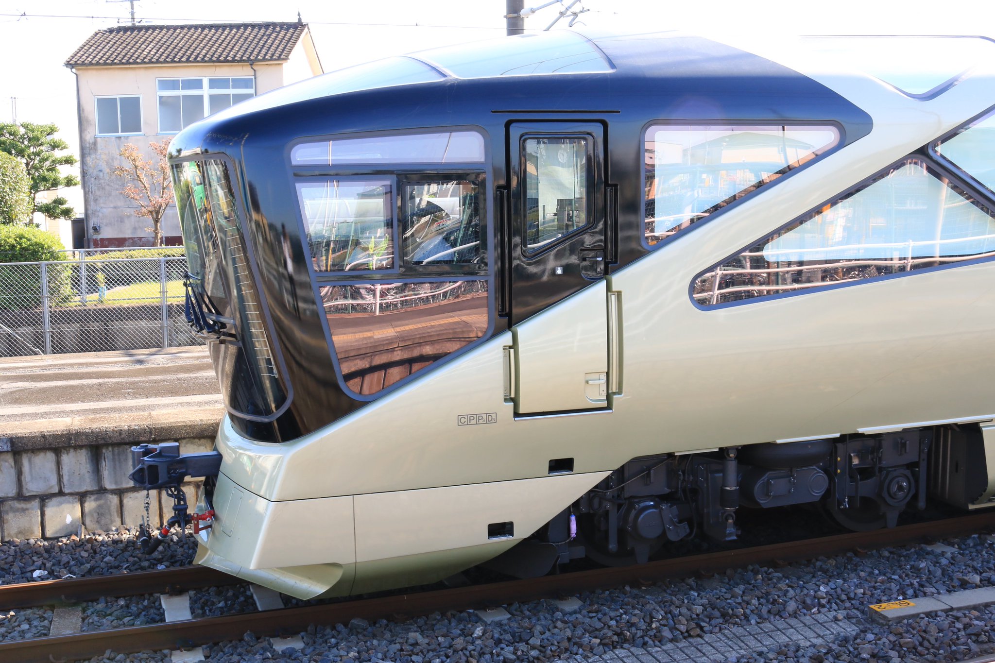 305系統 on Twitter &quot;一応KATOの名誉のために言っておくと、 四季島窓問題まとめ 1，実車はそもそも下半分はなかが見えない