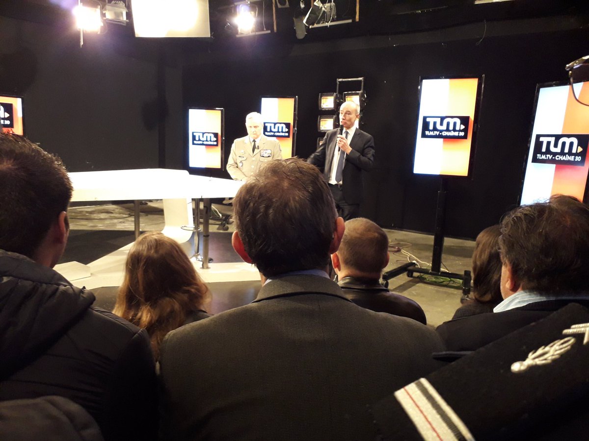 JBJusotTLM's tweet photo. Du monde sur le plateau du #Club144 pour accueillir le Général #CHAVANCY : échange avec un homme d'exception sur les liens entre la #Defense et la jeunesse...
@Defense_Sud_Est
@TLMLyon https://t.co/KhnV9pAA3B