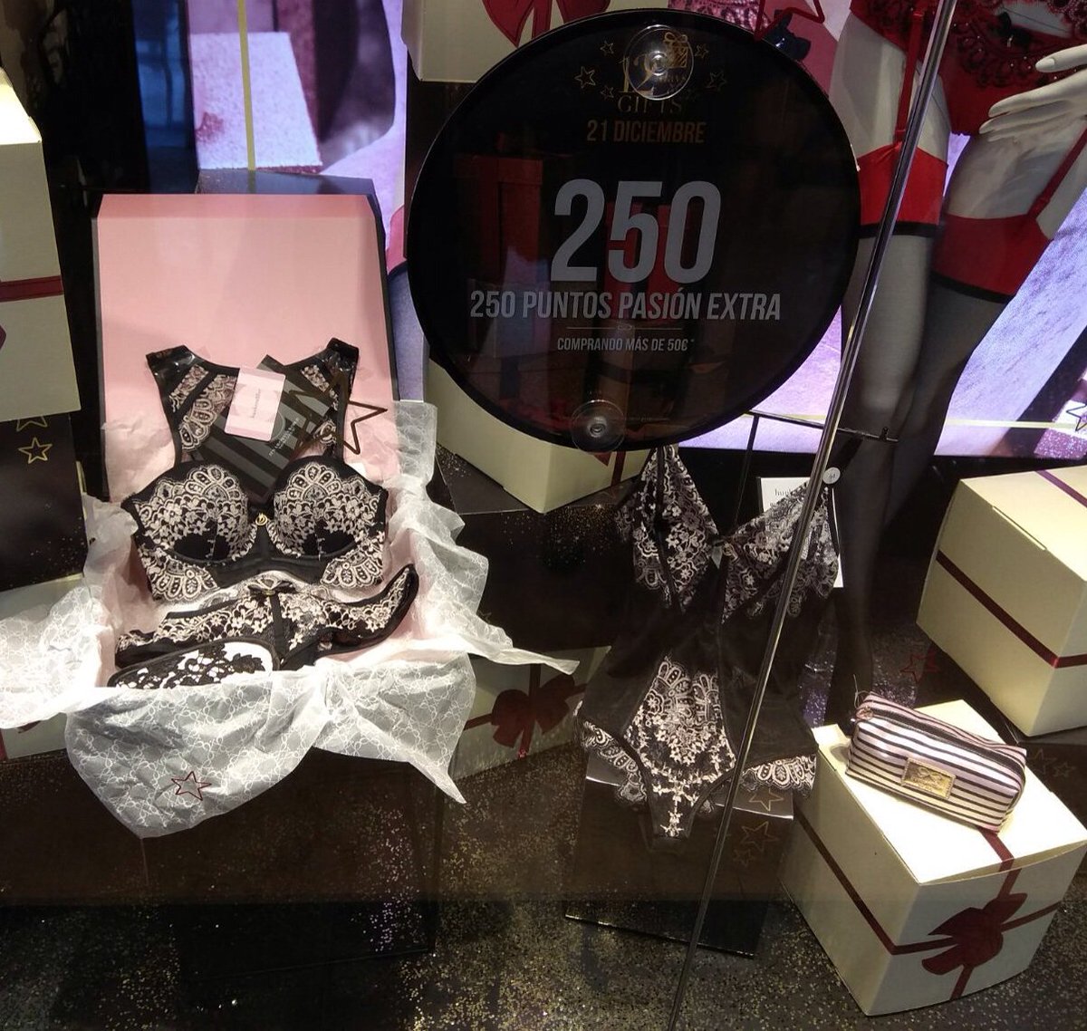 Es tiempo de sorprender y mostrar la pasión! 🎀
En #hunkemollerccnuevacondomina regalamos 250 puntos por cada 50€ de compra. 🎀#12daysofgifts <a href="/newjudita83/">Judit</a> @Mglzl <a href="/hunkemoller/">Hunkemöller</a> <a href="/cantor_monica/">Mónica Cantor</a>