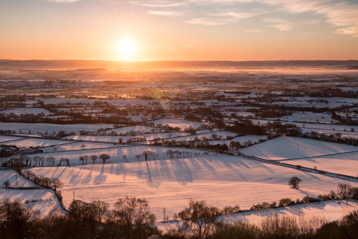 Sunrise over the snowy #Worcestershire countryside #MalvernHills