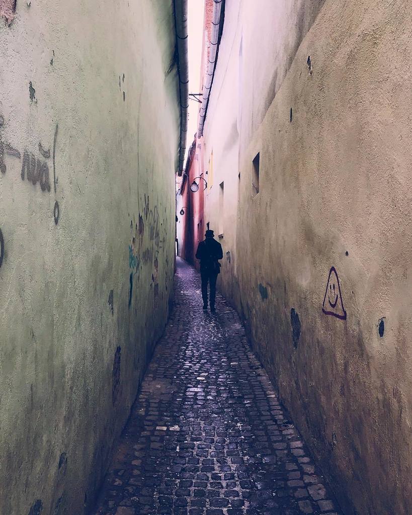 gitaneee's tweet photo. Rope St.
.
.
.
#stradasforii #skinnystreet #brasov #romania #visitromania #visittransylvania #exploretocreate #walkthecity #iphone7plus #vsco #vscocam https://t.co/8Gz5qUPldk https://t.co/k7sSDOu6cp