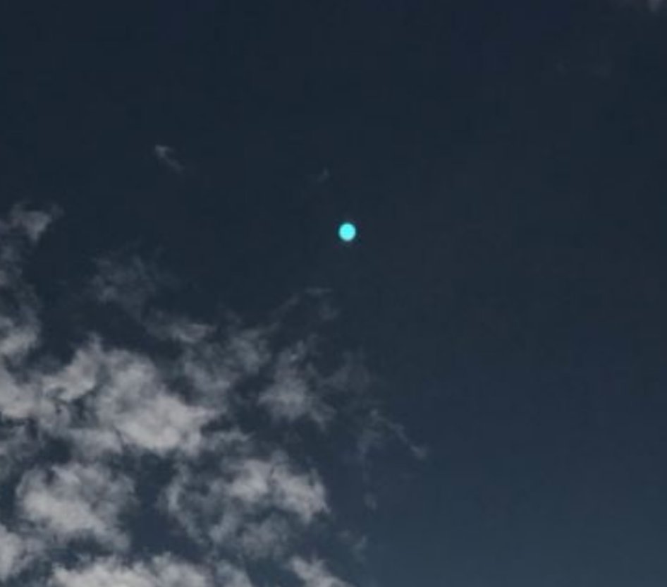 daeguyoongi93's tweet photo. the fact that the moon changed its color pearl aqua, which is SHINee's official color, on the same day as jonghyun's funeral can't be just a coincidence. this makes my heart feel at ease. he's really found peace. he's a part of the skies now. https://t.co/SZIRrJUOdN