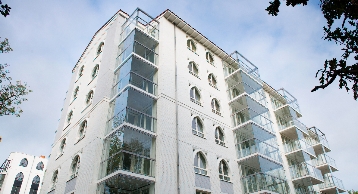 XellaNederland's tweet image. Ooit werkten er 1300 arbeiders in de  Tilburgse #spoorzone, maar nu wordt het voormalig NS-terrein ontwikkeld als stedelijk gebied. Clarissenhof - een modern begijnhof - zorgt voor een nieuwe verbinding tussen twee stadsdelen #bouwinoplossingen #silka #ytong