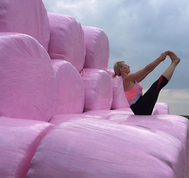 ecosyl_'s tweet photo. We LOVE this! 😍 Check out yoga loving @dancemovebe working these #PinkBales! #WrapPink #BreastCancerAwareness #YogaFun https://t.co/dhDZE1a8Mn