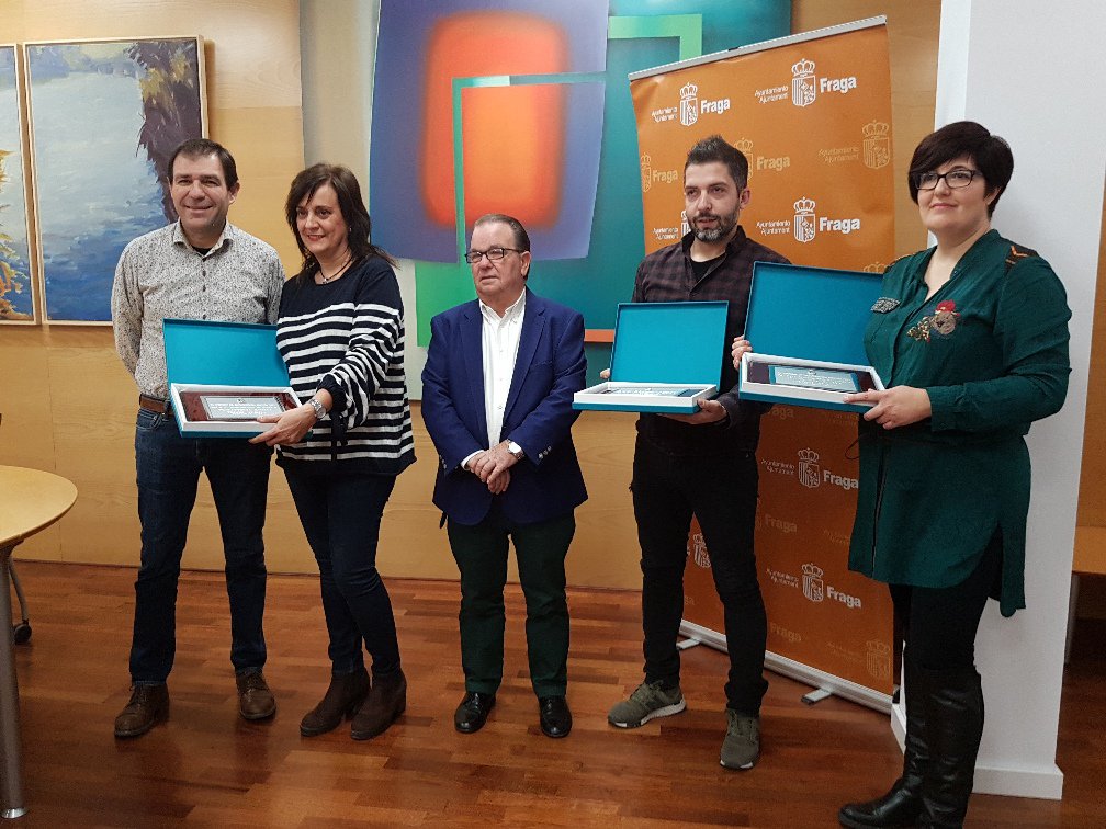 FragaAyto's tweet photo. ¡Ayer se entregaron los premios del concurso de escaparatismo de Navidad! #ComercioFraga
🥇 1º premio: El taller de Ana
🥈 2º premio: UME
🥉 3º premio: Floristería Bonsai https://t.co/QnQCs8IZRR