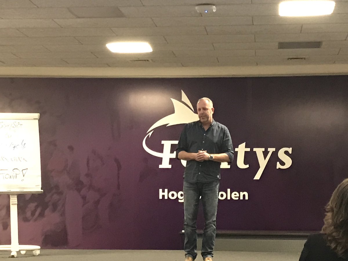 MdBoer's tweet photo. ‘Deel nooit het podium met iets dat meer licht geeft dan jezelf’, topspreker Remco Claassen geeft pitchers #FBB2017 goede raad. https://t.co/eqpTcLScy0