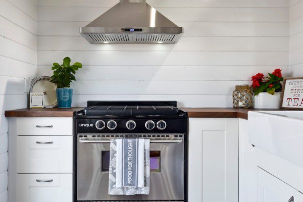 m_daniels13's tweet photo. Oh yeah...#Cooking in this #tinyhousekitchen by @MINT_tinyhomes would be #BIGFUN - what do you think? https://t.co/9yNfSpXKOi https://t.co/DEdzND0QLr