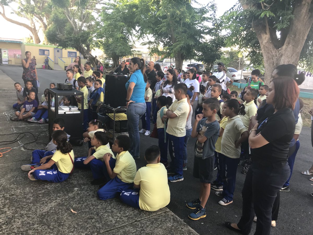 Gvm50Ortiz's tweet photo. Hoy en el saludo mañanero observamos el vídeo navideño de @EDUCACIONPR en donde nuestros estudiantes son los artistas. 😃 #todoporlosniños #teamGVM @ritabarretodire @PoupartDemelis @MurielEdda @meli_pr @Clarymeli29 @SecEducacionPR @ricardorossello @BeatrizRossello @juanoscar2016 https://t.co/NXf4YSpSLP