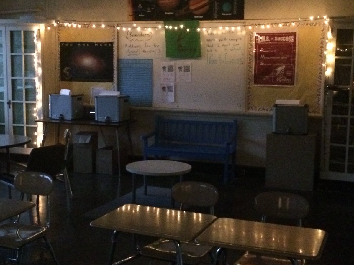 paddy_cm's tweet image. A little holiday cheer for their last day before break #enlightening. Kasey called me out for #toomanypatterns but excused them since it's the #daybeforebreak