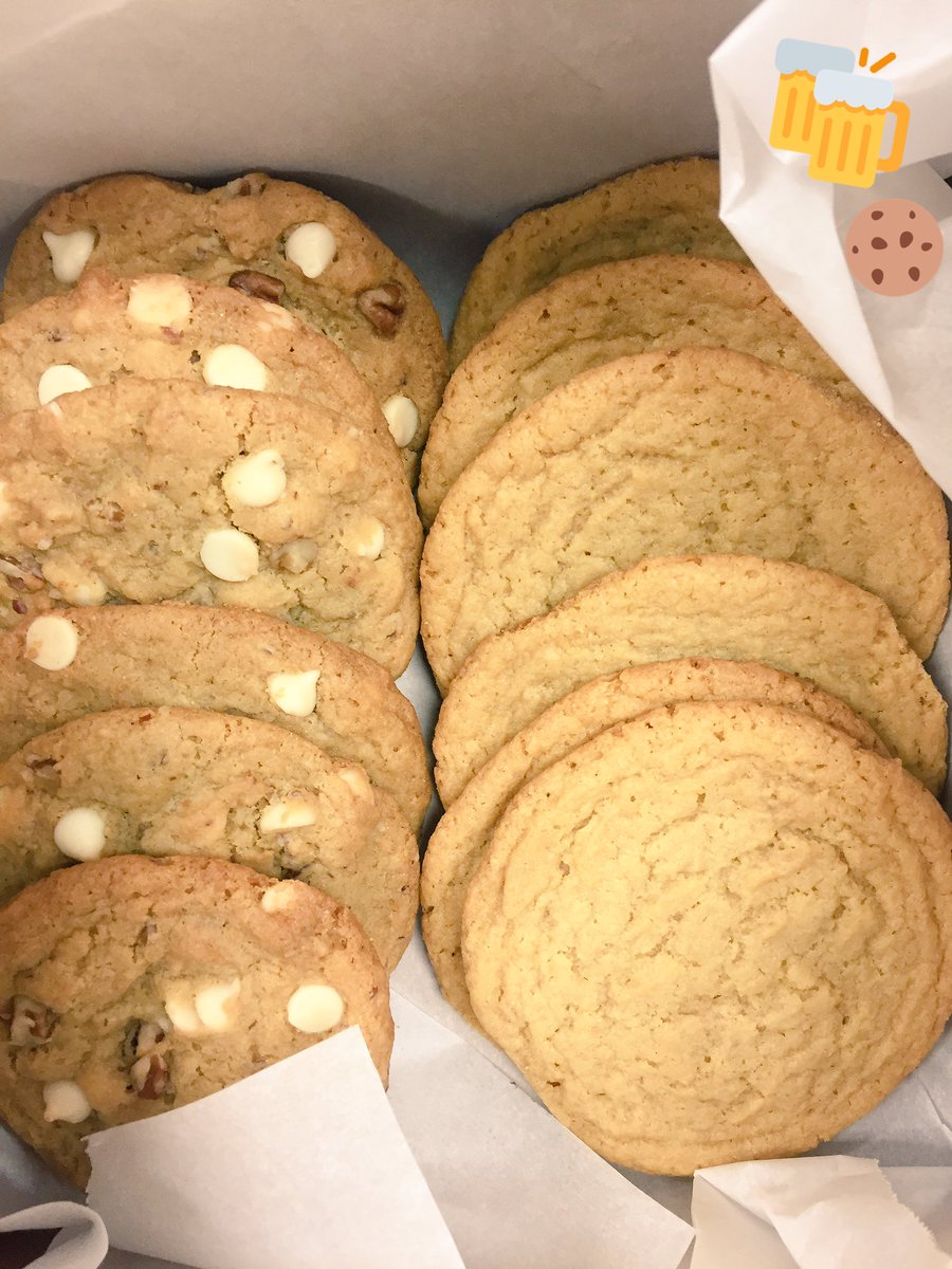 DBbeer_Hannah's tweet photo. Really is always such a joy to hang with @MdBeahGuy and the @WhiteysLiquors folks. Especially when Beer AND Cookies are involved. #DBBeer #VABeer #MD #DevilsBackboneBrewingCompany #DBHoliday #HoppyHolidays https://t.co/JOZh0hn3TU