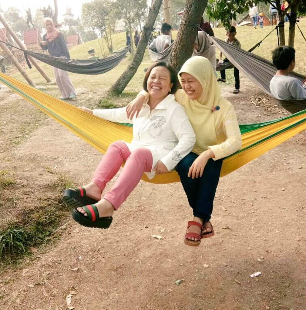 fannyRaDePaVi's tweet photo. @_karenaibu @netmediatama mama.. dia lebih dari seorang malaikat yg diciptakan Allah yg paling berharga, terima kasih atas semua perjuangan yg telah d berikan mari qt ukir kebahagian dan cerita yg seru bersama sekarang &amp; selamanya 😘😘  #KARENAIBU #HariIbu https://t.co/6tPSd0Bjps