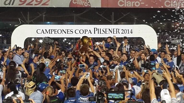 Hincha_Azul's tweet photo. Un día como hoy, pero hace 3 años, (21/12/2014). El Club Sport Emelec se proclamó Bicampeón frente a BSC. El toro nunca lo va a olvidar. 

¡¡CAMPEÓN EN TU CARA!! https://t.co/JRh4V5yuXK