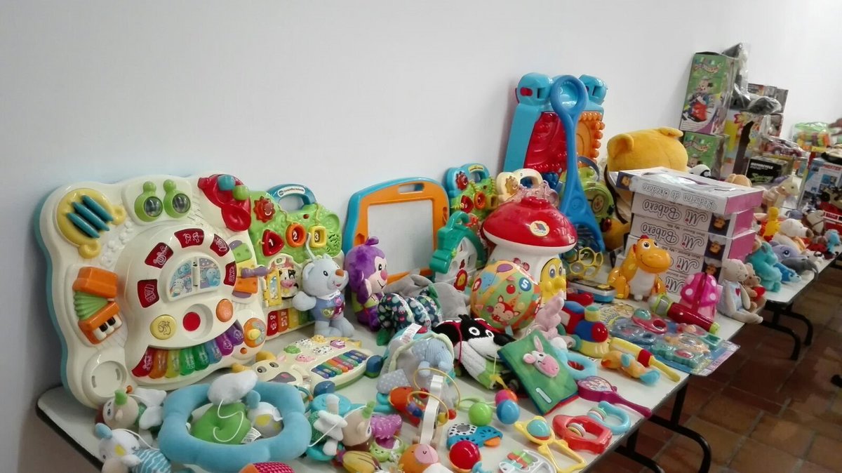 AytoSLN's tweet photo. Más de 200 participantes en la ‘IV #Rodada Invernal Solidaria’ organizada por @MechanicsCC, han hecho posible la donación de cientos de juguetes a la Mancomunidad ‘El Alberche’ de #SevillaLANueva #SLNesSolidaria #NavidadesMágicasEnSevillaLaNueva https://t.co/dsxbfhXwmB https://t.co/FZ9oJS9lyZ
