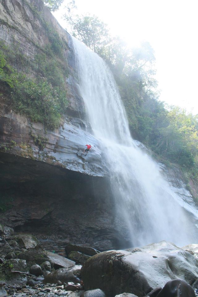 "Libre como la fluidez del viento, 
Libre como el fuego iluminador del sol,
libre como el correr del agua 
Libre como te quiero Pachamama."