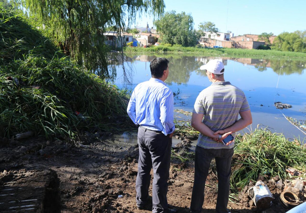 jmcapitanich's tweet photo. Verificamos el avance de los trabajos de Limpieza de la laguna de Villa Gonzalito. Un equipo de trabajo compuesto por personal municipal y trabajadores del Instituto de Vivienda llevó adelante un operativo que implicó la quita de residuos de las inmediaciones del predio. https://t.co/WNIVjiGEGy