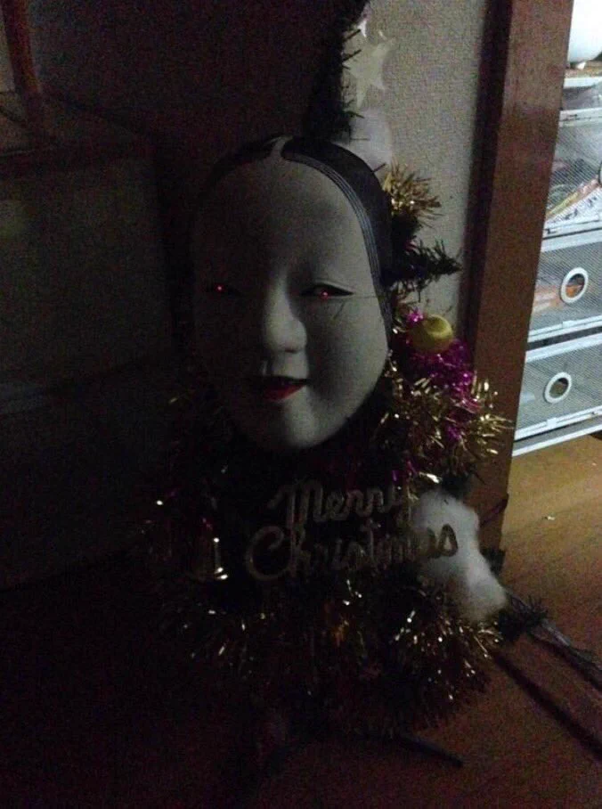 ホラーすぎるｗクリスマスツリーに能面を付けた結果やばすぎたｗｗｗ