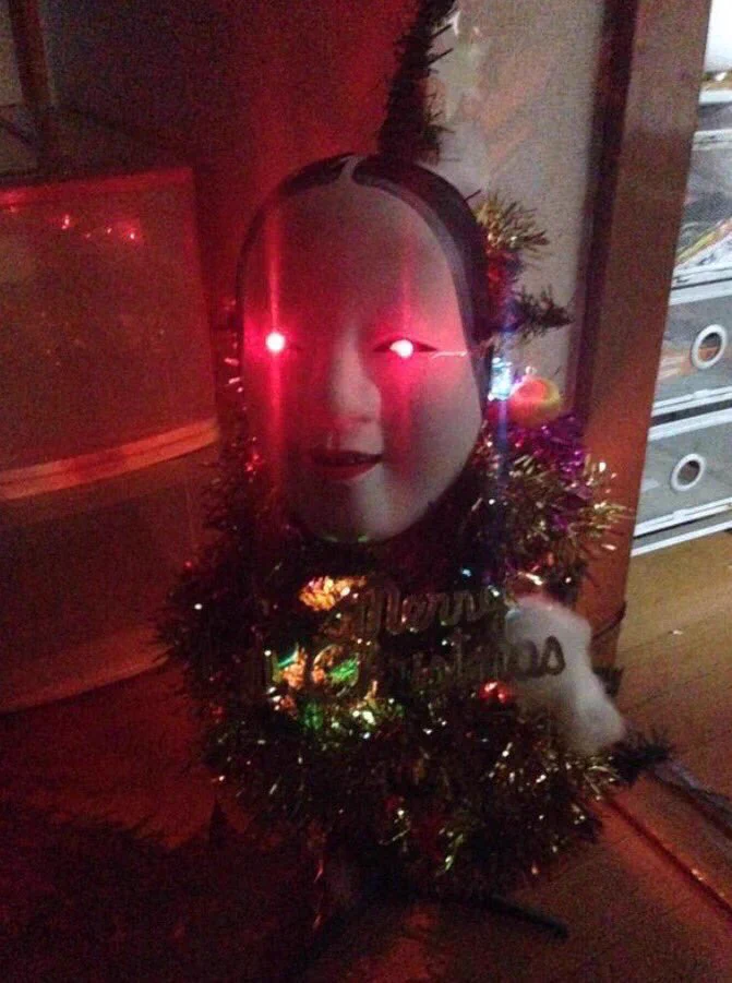 ホラーすぎるｗクリスマスツリーに能面を付けた結果やばすぎたｗｗｗ