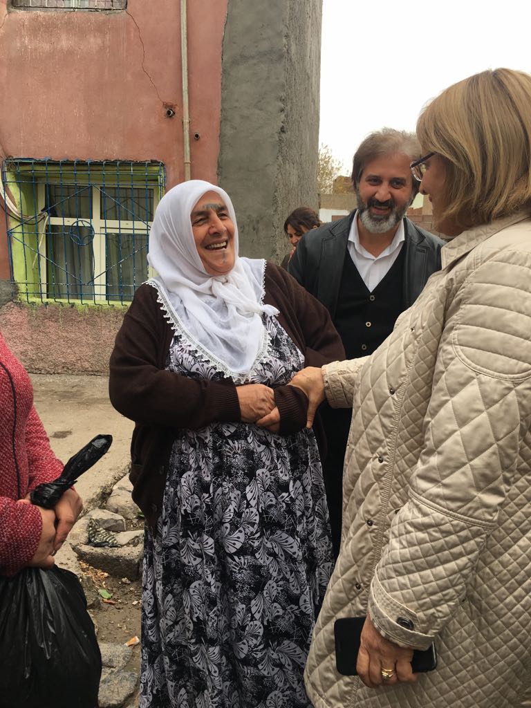 YeniPartiKadin_'s tweet photo. Diyarbakır Sur'dayız.Elleri kınalı kadınların hikayeleri yüzlerindeki çizgiler gibi paramparça.Evleri, yurtları talan edilmiş. https://t.co/A42DXjtzxU