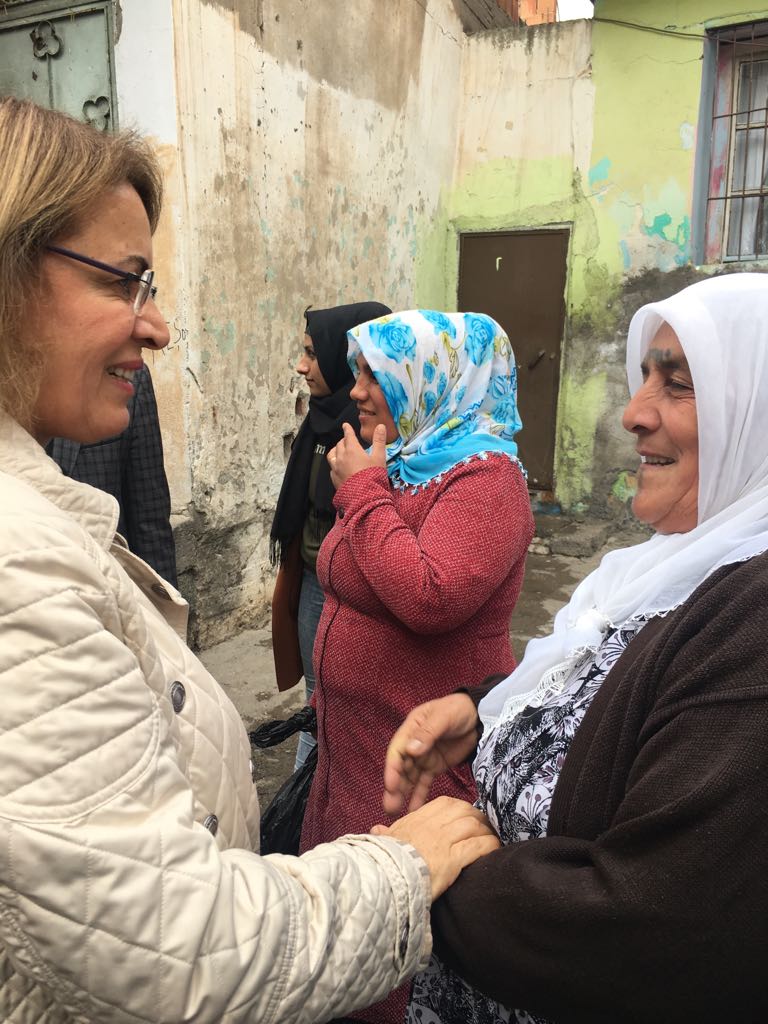 Diyarbakır Sur'dayız.Elleri kınalı kadınların hikayeleri yüzlerindeki çizgiler gibi paramparça.Evleri, yurtları talan edilmiş.