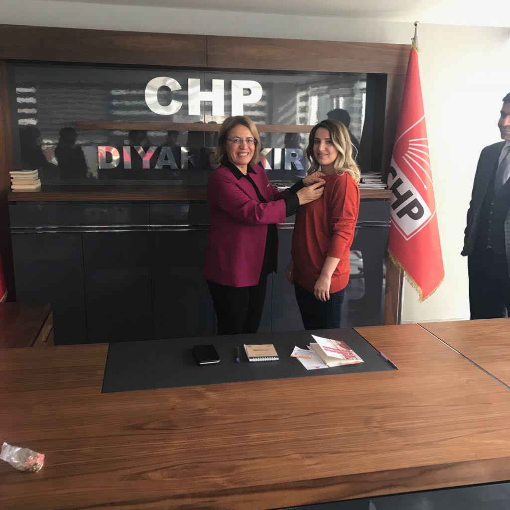 YeniPartiKadin_'s tweet photo. Çoğalıyoruz, Çoğalacağız...
Bugün Diyarbakır İl Başkanlığı'mızda çok köklü bir partiye üye olan yeni yoldaşlarımıza rozetlerini taktık. https://t.co/RJsI2qC0n6