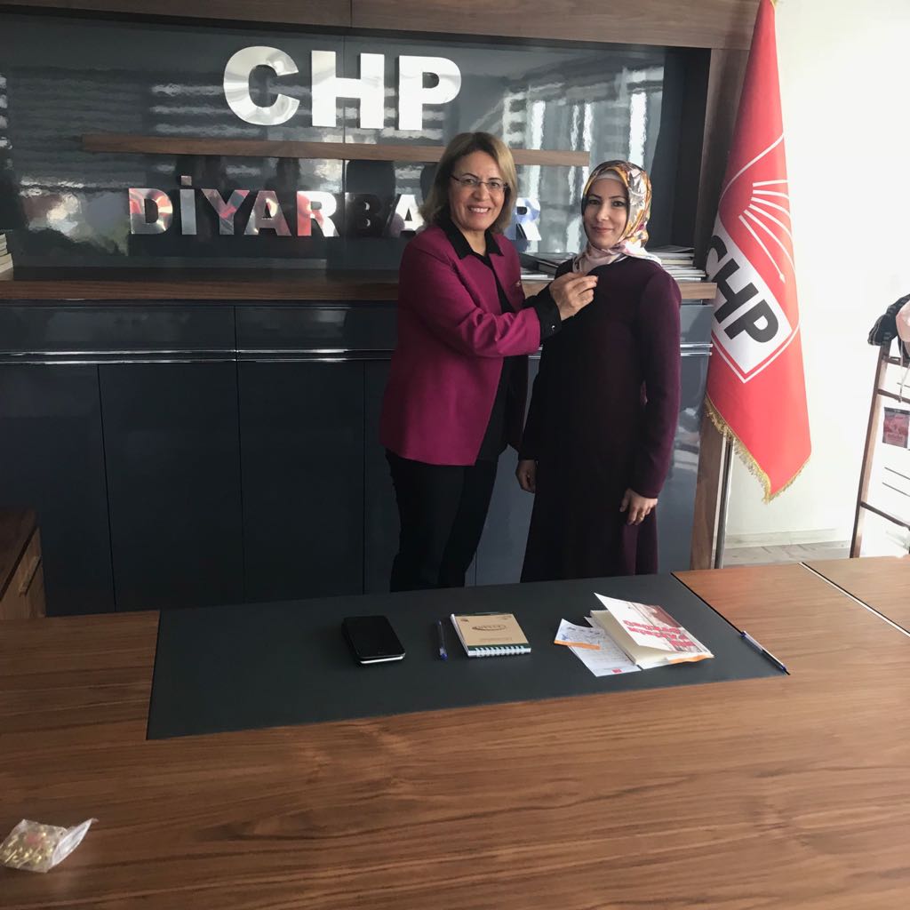 Çoğalıyoruz, Çoğalacağız...
Bugün Diyarbakır İl Başkanlığı'mızda çok köklü bir partiye üye olan yeni yoldaşlarımıza rozetlerini taktık.