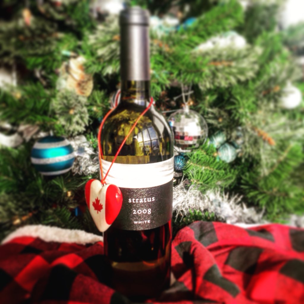 Happy Holidays! One of my favourite #vqawines <a href="/StratusWines/">Stratus Vineyards</a> 😋 #wine #winelover #christmas #canadianwine #cheers #HappyHolidays