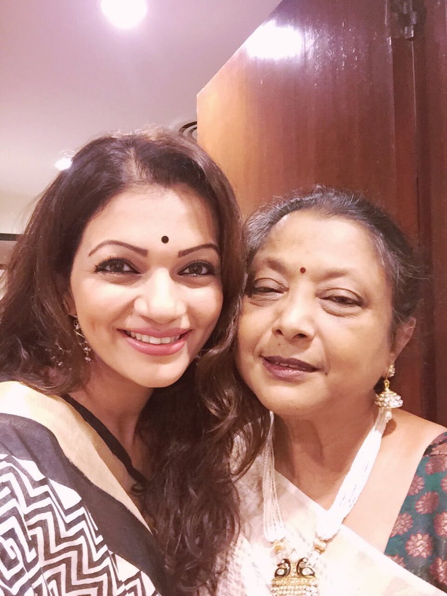 PracheePaandya's tweet photo. #Humbled to be Sitting on the same stage with #legends of #kathak #birjumaharajji #kumudinilakhia ji #Saswatisen didi #prabhamarathe ๐Judged the #kalashramkathakcontest #kalashram @NCPAMumbai #blessed #kathakdancer #actor https://t.co/T3F1sVFMcP