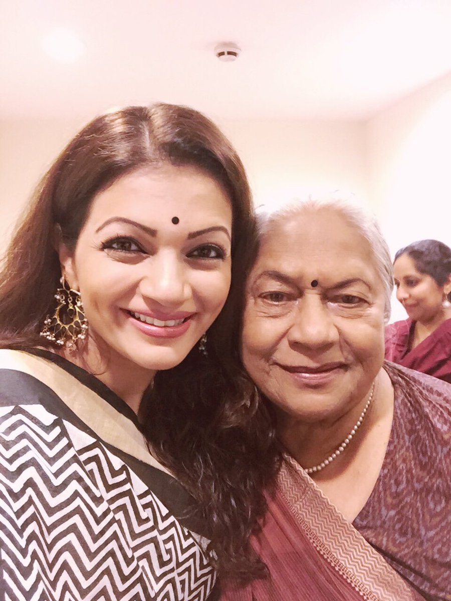 PracheePaandya's tweet photo. #Humbled to be Sitting on the same stage with #legends of #kathak #birjumaharajji #kumudinilakhia ji #Saswatisen didi #prabhamarathe ๐Judged the #kalashramkathakcontest #kalashram @NCPAMumbai #blessed #kathakdancer #actor https://t.co/T3F1sVFMcP