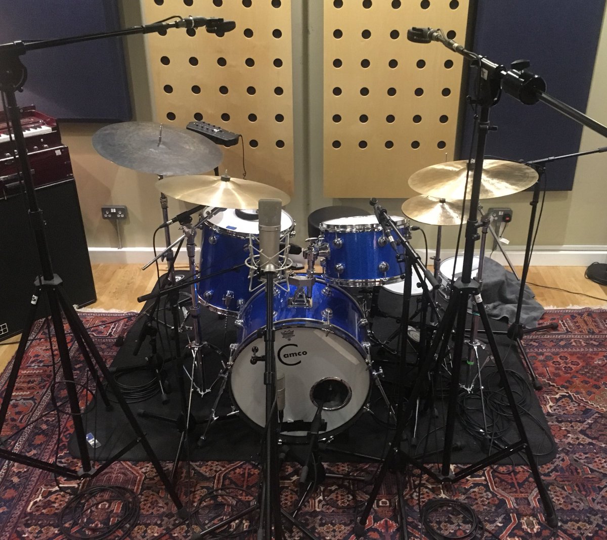 Nice way to finish the year recording on this beautiful #Camco accompanied by <a href="/SABIAN_UK/">SABIAN_UK</a> Artisans 
#Vintagedrums
