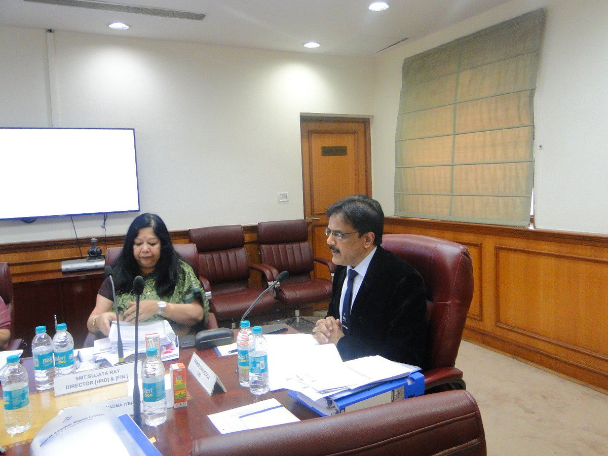 BSNLCorporate's tweet image. Annual General Body Meeting of #BSNL under chairmanship of Shri Anupam Shrivastava @CMDBSNL and all other stakeholders was conducted on 21 Dec 17.Annual Account &amp;amp; Performance of company during 2016-17 was discussed during AGM