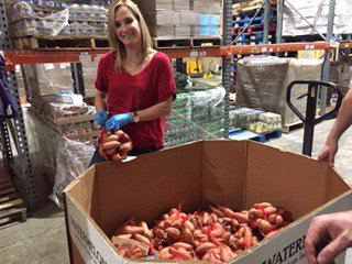 STRUCTURE_CRE's tweet photo. #holidayparty #volunteering at @SecondHarvestBB! #ThankYou for all you do for our #community! And thanks @MadisonSocial for an incredible #company lunch afterwards :) #ChristmasParty2017 #holidayparty #structurecre #RealEstate #CRE #tallahassee #Florida #giveback #Christmas https://t.co/puxlmIbNJ0