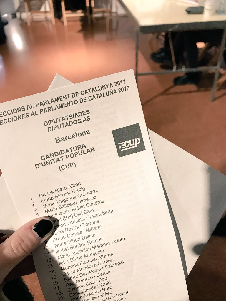 Eulaliajou's tweet photo. “Posem-nos dempeus altra vegada i que se senti la veu de tots solemnement i clara. Cridem qui som i que tothom ho escolti. I en acabat, que cadascú es vesteixi com bonament li plagui, i via fora!,
que tot està per fer i tot és possible.” -Miquel Martí i Pol #DEMPEUS https://t.co/v4QFjx8odG
