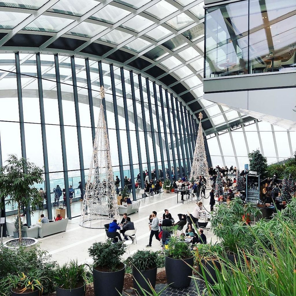 licinifilippo's tweet photo. Sky Gardens 🍁 #london #skygardens #architecture #green #geometric #christmas #dayoff #london #lines #skyscraper #building #clouds https://t.co/NzKZ6Hn7UC https://t.co/ihDwhMWJvW