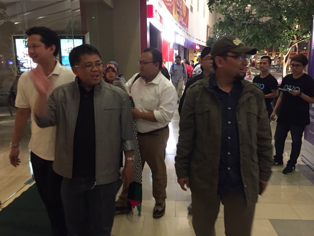 PKSejahtera's tweet photo. Diskusi Antara Presiden PKS @msi_sohibuliman dengan Penulis Novel Ayat Ayat Cinta Kang Abik @h_elshirazy Sebelum nobar @filmAAC2 di Pejaten Village malam ini #MSInobarAAC2 https://t.co/s15aZMwUFi