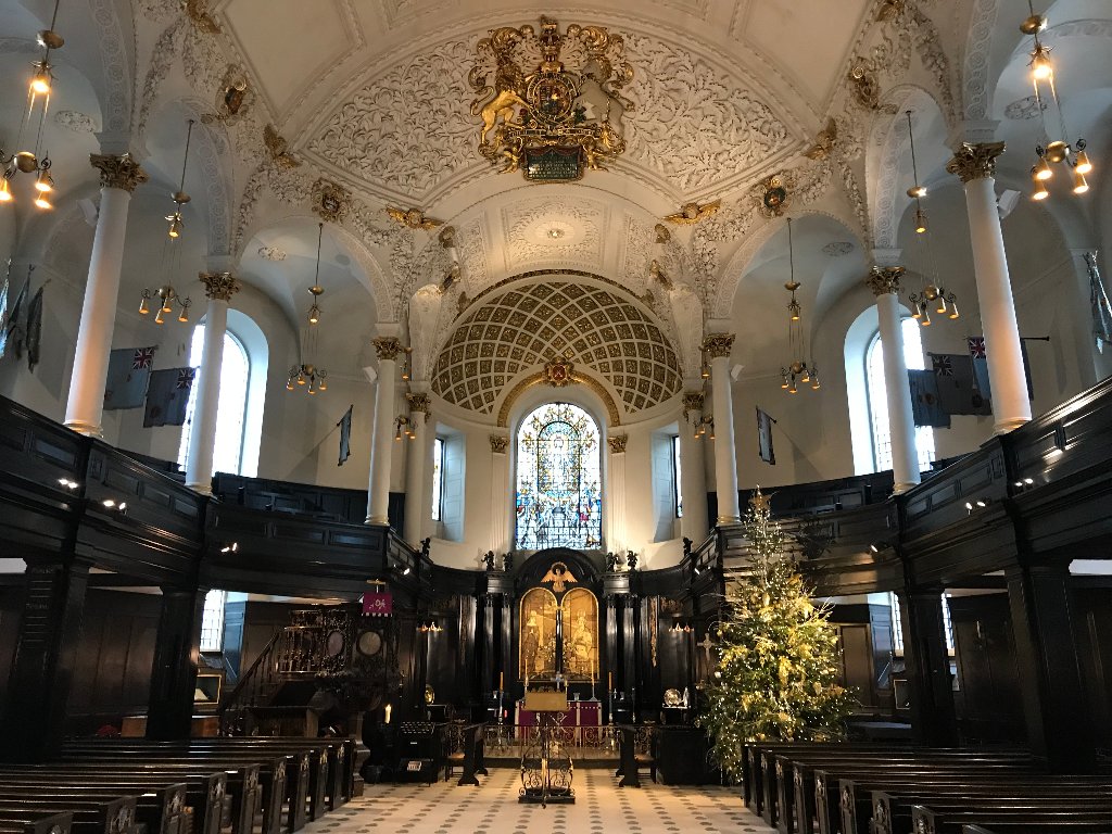 St. Clement Danes lighting adjusted ready for Christmas 🎄🎅👼