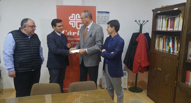 Estamos comprometidos con #Granada: Hoy entregamos alimentos y donaciones económicas a <a href="/CaritasGranada/">@caritasgranada</a> y comedores sociales @SanJuandeDios_ #ResponsabilidadSocial  #EmasagraDISS