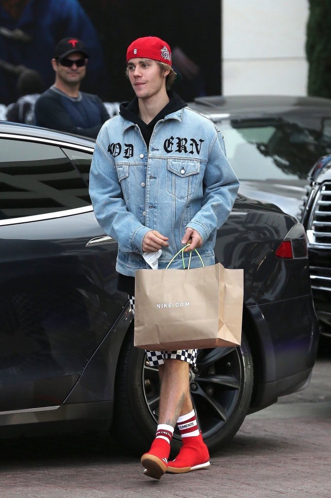 Photo's of Justin Bieber at the Grove in Los Angeles, California yesterday. (December 20th 2017)