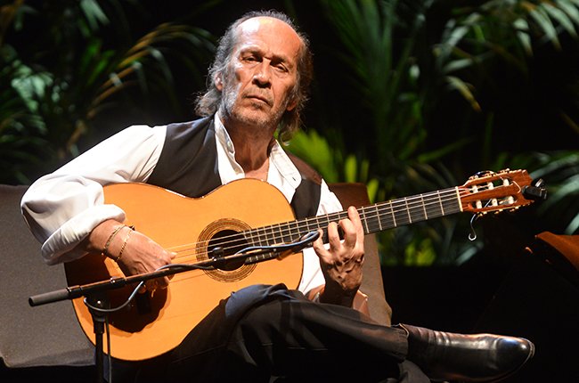 Los40Classic's tweet photo. El gran Paco de Lucía hoy habría cumplido 70 años. Recordamos el día que Bryan Adams lo encontró en Jamaica y grabaron un número 1 eterno. https://t.co/fJl6yjJXvg https://t.co/6BFtSDINb2