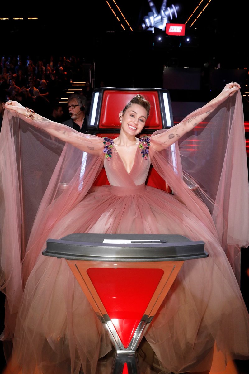 ExtraMileyCyrus's tweet photo. Real queen ♥ https://t.co/ifFXkK9YEI