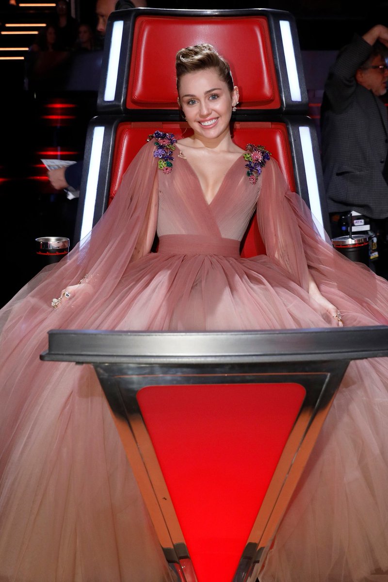 ExtraMileyCyrus's tweet photo. Real queen ♥ https://t.co/ifFXkK9YEI