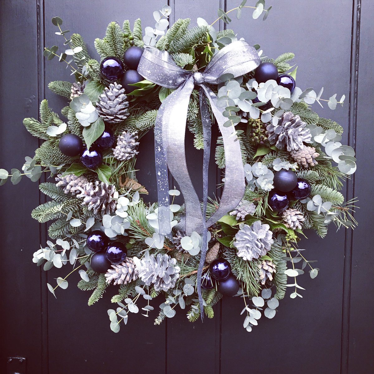 And the last one is done! This one will be delivered this afternoon. Then it’s on to filling vases and table decorations 💫❄️🎄