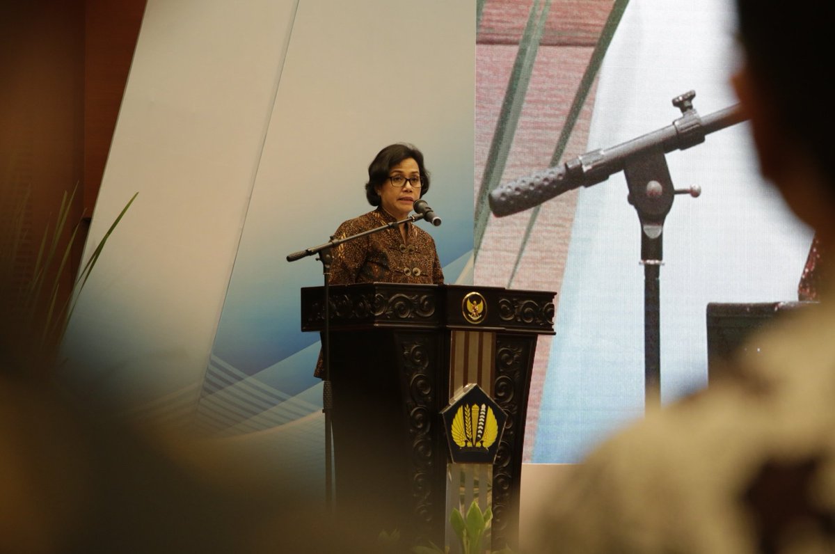 #Menristekdikti Mohamad Nasir bersama Menteri <a href="/KemenkeuRI/">#UangKita</a> Sri Mulyani, menyaksikan Penandatanganan Nota Kesepahaman antara Indonesia Eximbank dengan 11 Perguruan Tinggi Negeri (PTN) di Jakarta (21/12).

Baca berita selengkapnya: ristekdikti.go.id/mohamad-nasir-…