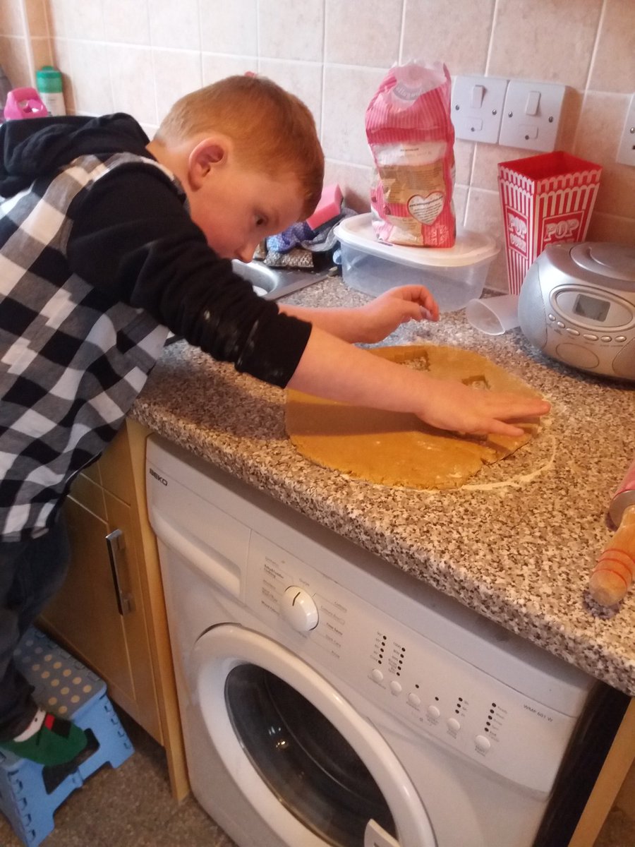 kebabs1's tweet image. Making gingerbread xmas biscuits but made far to much @philvickerytv would it save if i put it in the fridge #favechef